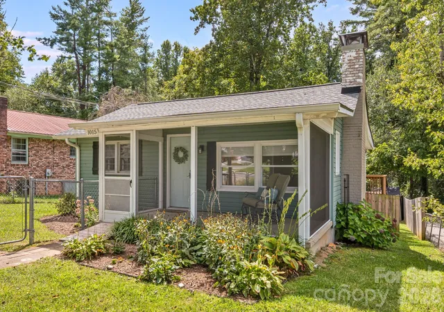 Photo 3 of Single family home for sale at 1015 Mountain View St, Hendersonville, NC 28739 | MLS# 4425297 | Listing updated on 2026-09-19