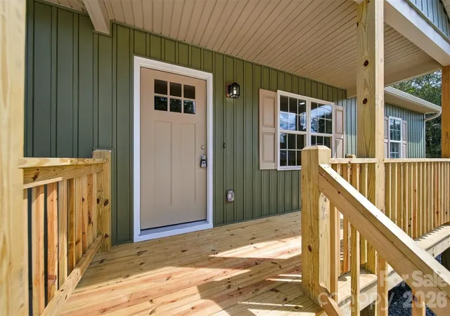 Photo 2 of Single family home for sale at 202 Rockyford St, Morganton, NC 28655 | MLS# 4425315 | Listing updated on 2026-09-30