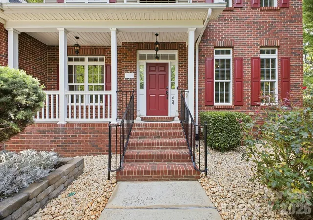 Photo 3 of Single family home for sale at 637 Falls Crk Ct, Fort Mill, SC 29715 | MLS# 4425339 | Listing updated on 2026-09-19
