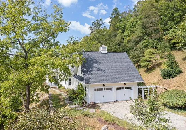 Photo 3 of Single family home for sale at 3827 Liner Crk Rd, Clyde, NC 28721 | MLS# 4425350 | Listing updated on 2026-09-21