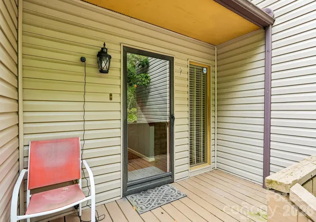 Photo 2 of Townhouse for sale at 5182 Corbin Ln, Hickory, NC 28601 | MLS# 4425372 | Listing updated on 2026-09-25