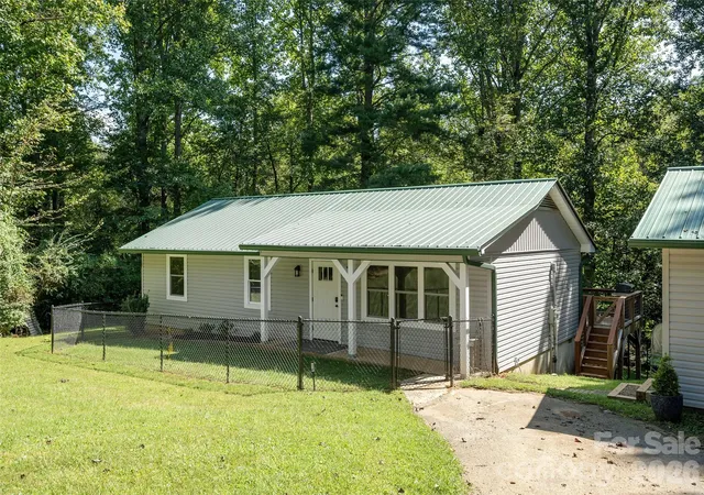 Photo 2 of Single family home for sale at 4103 Turnpike Rd, Horse Shoe, NC 28742 | MLS# 4425373 | Listing updated on 2026-09-23