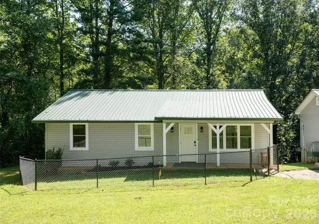 Photo 3 of Single family home for sale at 4103 Turnpike Rd, Horse Shoe, NC 28742 | MLS# 4425373 | Listing updated on 2026-09-23