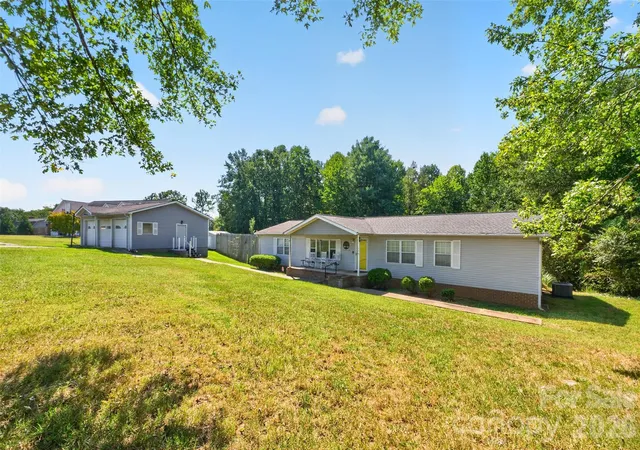 Photo 2 of Single family home for sale at 455 Hubbard Rd, Hickory, NC 28601 | MLS# 4425387 | Listing updated on 2026-10-06