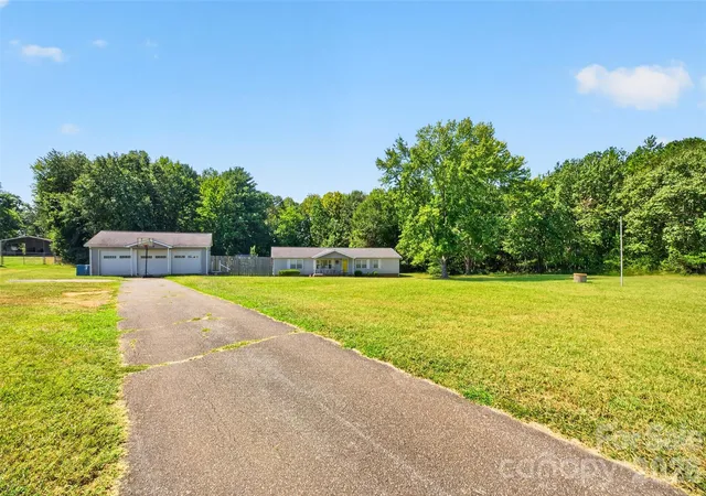 Photo 3 of Single family home for sale at 455 Hubbard Rd, Hickory, NC 28601 | MLS# 4425387 | Listing updated on 2026-10-06