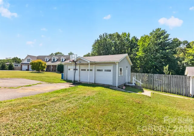 Photo 3 of Single family home for sale at 455 Hubbard Rd, Hickory, NC 28601 | MLS# 4425387 | Listing updated on 2026-10-06