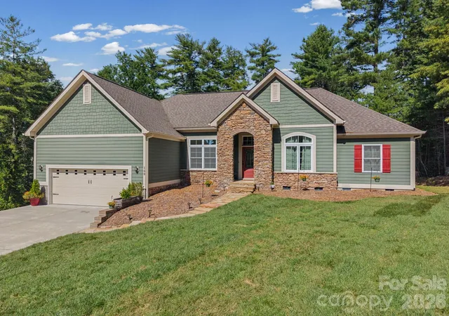 Photo 2 of Single family home for sale at 168 Willow Pl Cir, Hendersonville, NC 28739 | MLS# 4425410 | Listing updated on 2026-09-28