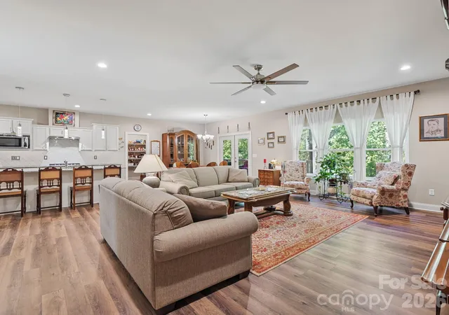 Photo 3 of Single family home for sale at 168 Willow Pl Cir, Hendersonville, NC 28739 | MLS# 4425410 | Listing updated on 2026-09-28