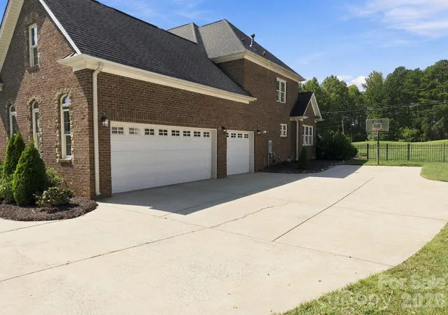 Photo 2 of Single family home for sale at 6671 Fox Ridge Cir, Davidson, NC 28036 | MLS# 4425420 | Listing updated on 2026-10-28