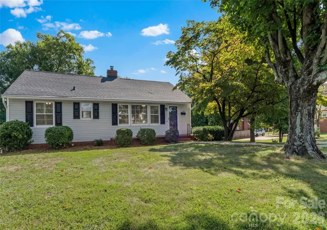 Photo 3 of Single family home for sale at 1248 Bolton St, Winston Salem, NC 27103 | MLS# 4425431 | Listing updated on 2026-09-23