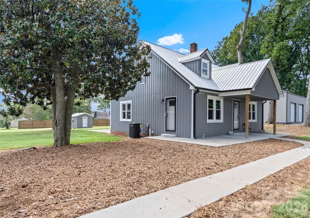 Photo 3 of Single family home for sale at 4752 W Old Us 421 Hwy, Hamptonville, NC 27020 | MLS# 4425441 | Listing updated on 2026-09-21
