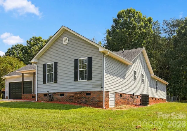 Photo 2 of Single family home for sale at 1129 Lyndsey Brooke Ct, Lincolnton, NC 28092 | MLS# 4425478 | Listing updated on 2026-09-26