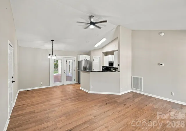 Photo 4 of Single family home for sale at 1129 Lyndsey Brooke Ct, Lincolnton, NC 28092 | MLS# 4425478 | Listing updated on 2026-09-26