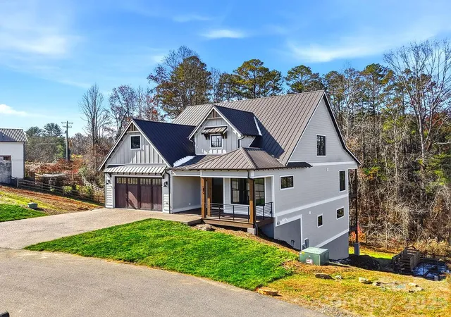 Photo 2 of Single family home for sale at 202 Westridge Farm Rd, Asheville, NC 28804 | MLS# 4425482 | Listing updated on 2026-10-04
