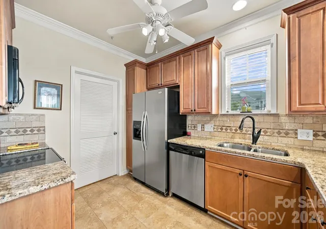 Listing Photo 5 - Condo for sale in building located at 18742 Nautical Dr, Cornelius, NC 28031 - Unit #301