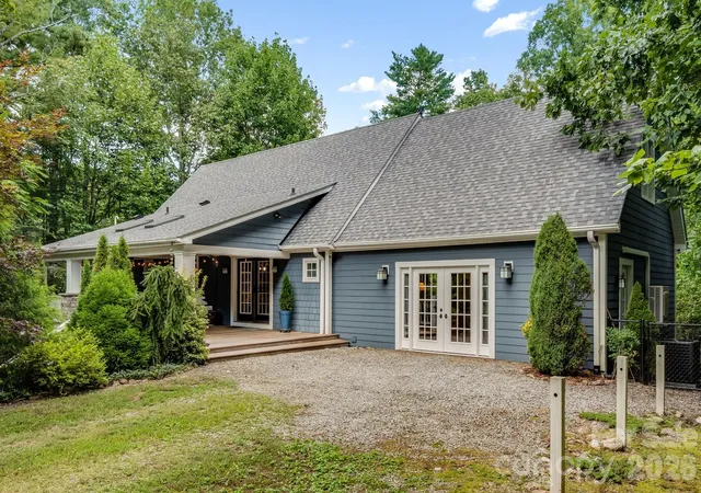 Photo 2 of Single family home for sale at 218 S Alta Vista Dr, Saluda, NC 28773 | MLS# 4425595 | Listing updated on 2026-09-21