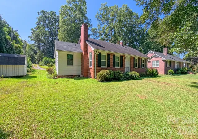 Photo 3 of Single family home for sale at 1017 Woodland Dr, Gastonia, NC 28054 | MLS# 4425603 | Listing updated on 2026-09-30