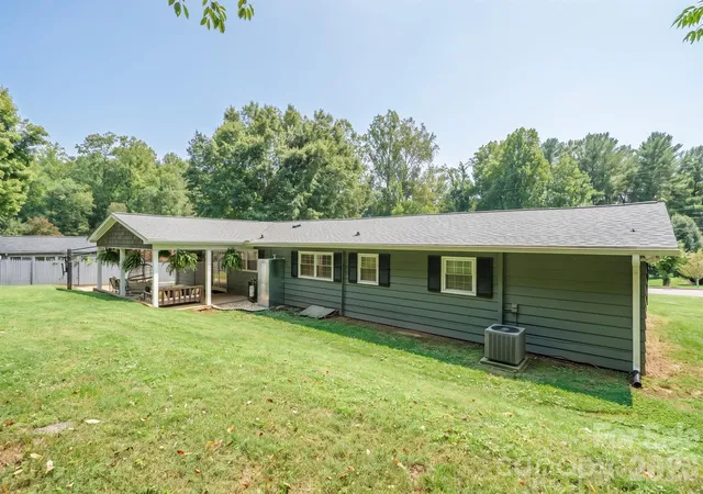 Photo 2 of Single family home for sale at 115 Eastwood Park Dr Se, Lenoir, NC 28645 | MLS# 4425611 | Listing updated on 2026-09-19