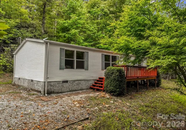 Photo 2 of Single family home for sale at 2271 Gouges Crk Rd, Spruce Pine, NC 28777 | MLS# 4425630 | Listing updated on 2026-09-29