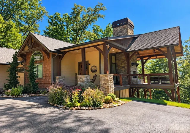 Photo 1 of Single family home for sale at 25 Finlaystone Tr, Waynesville, NC 28786 | MLS# 4425631 | Listing updated on 2026-10-02