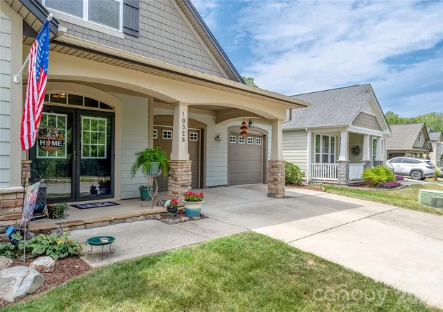 Photo 3 of Single family home for sale at 10328 Drake Hl Dr, Huntersville, NC 28078 | MLS# 4425644 | Listing updated on 2026-09-18