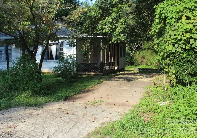 Photo 3 of Single family home for sale at 2309 Rainbow Hts Cir, Lenoir, NC 28645 | MLS# 4425677 | Listing updated on 2026-09-22
