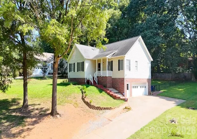 Photo 2 of Single family home for sale at 203 Springfield Rd, Statesville, NC 28625 | MLS# 4425686 | Listing updated on 2026-09-26