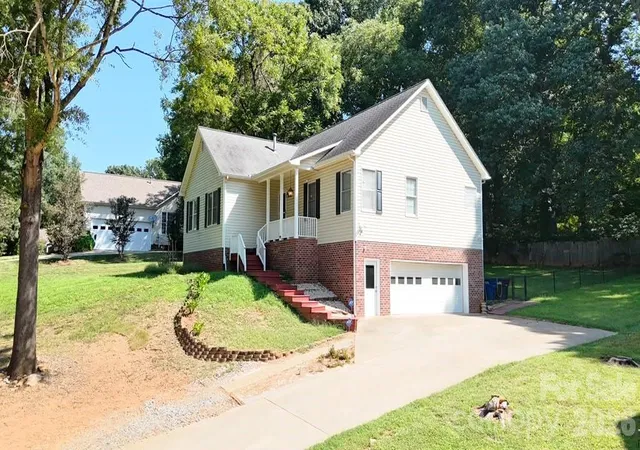 Photo 3 of Single family home for sale at 203 Springfield Rd, Statesville, NC 28625 | MLS# 4425686 | Listing updated on 2026-09-26