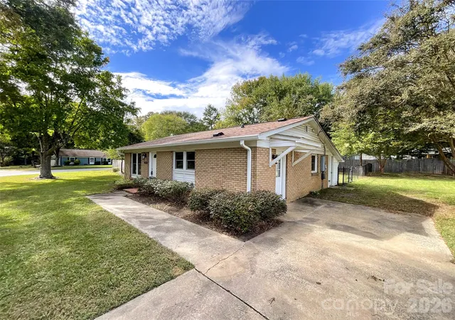 Photo 3 of Single family home for sale at 5704 Hillcrest Cir, Indian Trail, NC 28079 | MLS# 4425701 | Listing updated on 2026-10-06