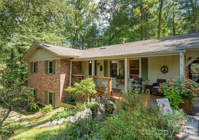 Photo 3 of Single family home for sale at 906 Indian Hl Rd, Hendersonville, NC | MLS# 4425706 | Listing updated on 2026-09-18