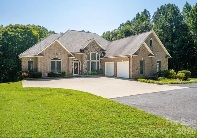 Photo 1 of Single family home for sale at 145 Chippawa Dr, Dallas, NC 28034 | MLS# 4425711 | Listing updated on 2026-10-05