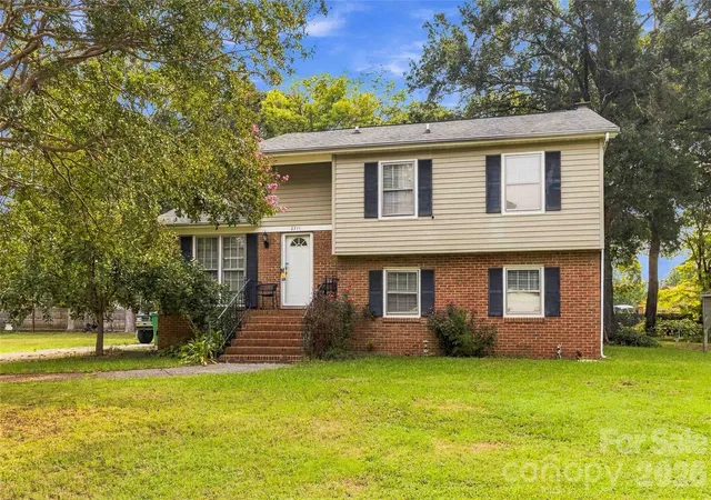 Photo 2 of Single family home for sale at 2711 Johnny Reb Ln, Charlotte, NC 28273 | MLS# 4425742 | Listing updated on 2026-09-22