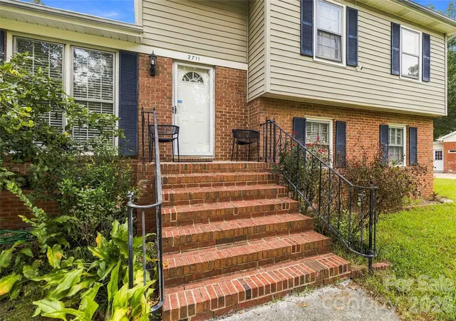 Photo 3 of Single family home for sale at 2711 Johnny Reb Ln, Charlotte, NC 28273 | MLS# 4425742 | Listing updated on 2026-09-22