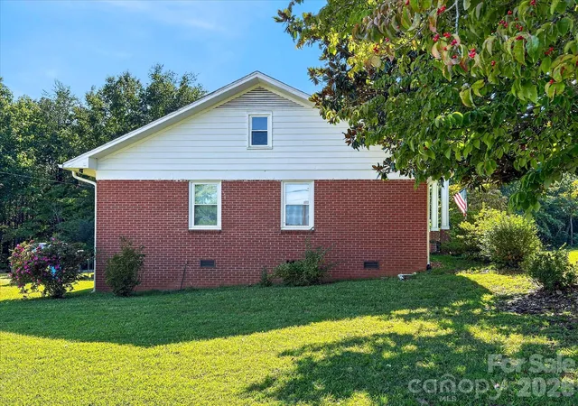 Photo 3 of Single family home for sale at 159 W Mountain St, Rutherfordton, NC 28139 | MLS# 4425745 | Listing updated on 2026-09-17