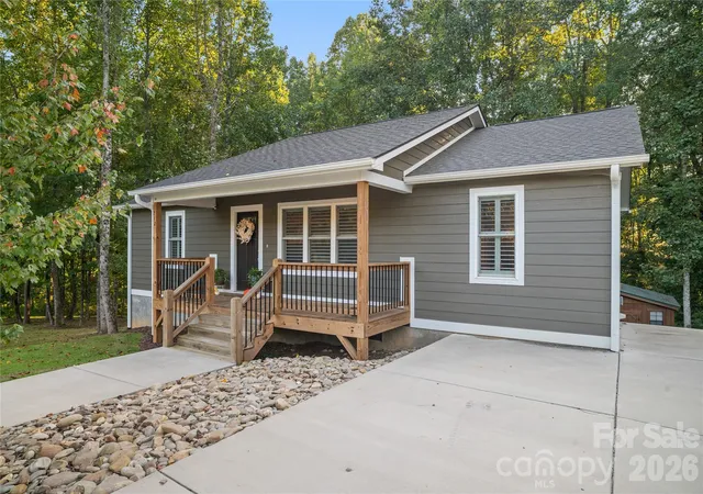 Photo 1 of Single family home for sale at 212 Walt Dr, Hendersonville, NC 28792 | MLS# 4425757 | Listing updated on 2026-09-22