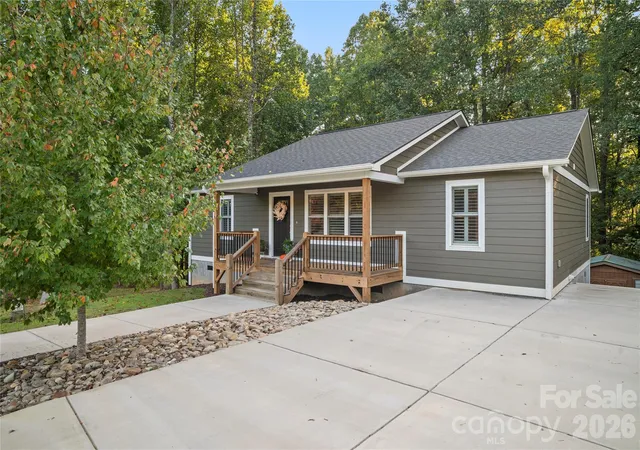 Photo 2 of Single family home for sale at 212 Walt Dr, Hendersonville, NC 28792 | MLS# 4425757 | Listing updated on 2026-09-22