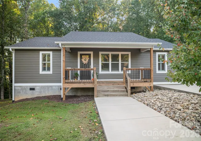 Photo 3 of Single family home for sale at 212 Walt Dr, Hendersonville, NC 28792 | MLS# 4425757 | Listing updated on 2026-09-22
