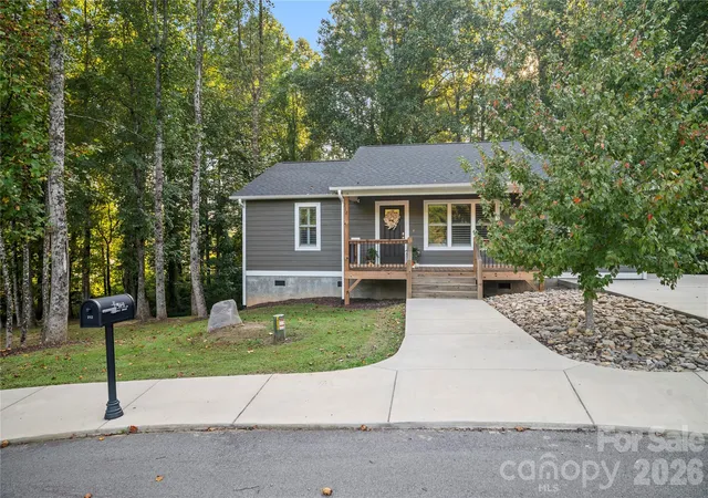 Photo 3 of Single family home for sale at 212 Walt Dr, Hendersonville, NC 28792 | MLS# 4425757 | Listing updated on 2026-09-22