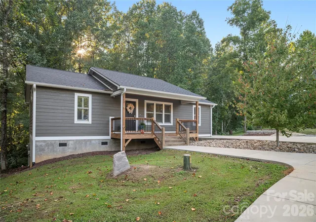 Photo 4 of Single family home for sale at 212 Walt Dr, Hendersonville, NC 28792 | MLS# 4425757 | Listing updated on 2026-09-22