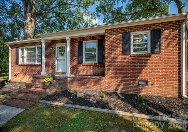 Photo 4 of Single family home for sale at 123 E Dixon St, Lincolnton, NC 28092 | MLS# 4425787 | Listing updated on 2026-09-20