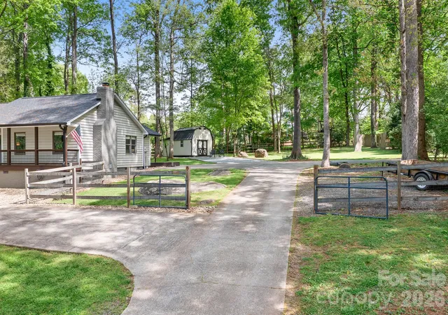 Photo 3 of Single family home for sale at 204 Nottingham Dr, Huntersville, NC 28078 | MLS# 4425861 | Listing updated on 2026-09-25