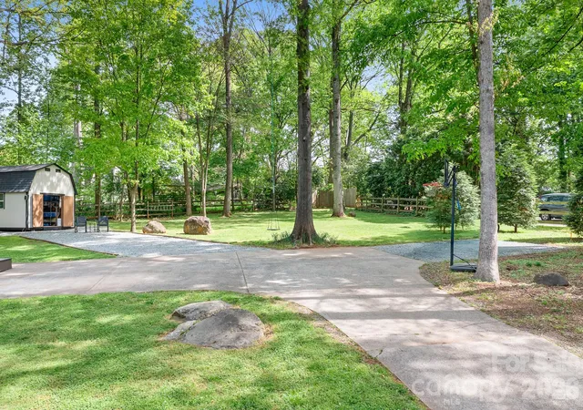 Photo 3 of Single family home for sale at 204 Nottingham Dr, Huntersville, NC 28078 | MLS# 4425861 | Listing updated on 2026-09-25