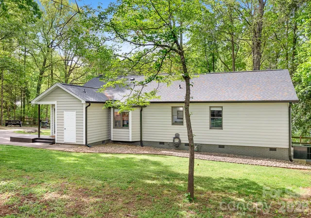 Photo 4 of Single family home for sale at 204 Nottingham Dr, Huntersville, NC 28078 | MLS# 4425861 | Listing updated on 2026-09-25