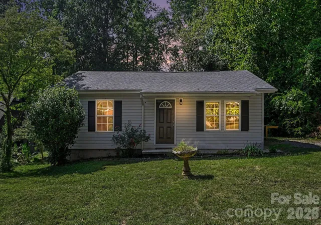 Photo 2 of Single family home for sale at 925 S Chestnut St, Gastonia, NC 28054 | MLS# 4425865 | Listing updated on 2026-09-28