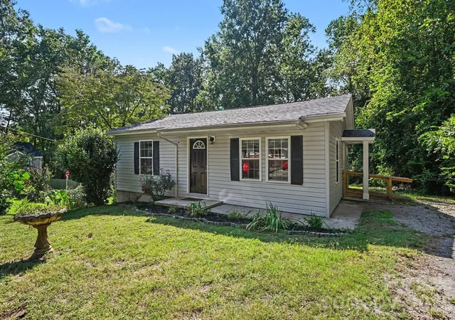 Photo 3 of Single family home for sale at 925 S Chestnut St, Gastonia, NC 28054 | MLS# 4425865 | Listing updated on 2026-09-28