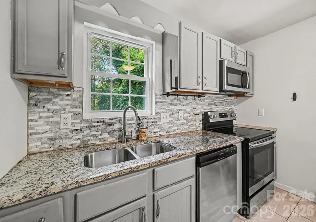 Photo 3 of Single family home for sale at 925 S Chestnut St, Gastonia, NC 28054 | MLS# 4425865 | Listing updated on 2026-09-28