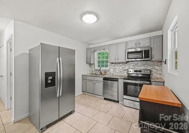 Photo 4 of Single family home for sale at 925 S Chestnut St, Gastonia, NC 28054 | MLS# 4425865 | Listing updated on 2026-09-28