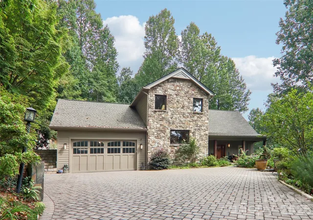 Photo 1 of Single family home for sale at 404 Southview Ln, Flat Rock, NC 28731 | MLS# 4425880 | Listing updated on 2026-09-19