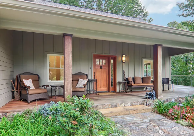 Photo 2 of Single family home for sale at 404 Southview Ln, Flat Rock, NC 28731 | MLS# 4425880 | Listing updated on 2026-09-19