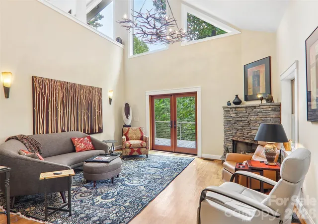 Photo 3 of Single family home for sale at 404 Southview Ln, Flat Rock, NC 28731 | MLS# 4425880 | Listing updated on 2026-10-08